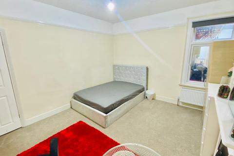 1 bedroom in a flat share to rent, BEAUTIFUL DOUBLE ROOM | SINGLE FEMALE  ONLY , London E18