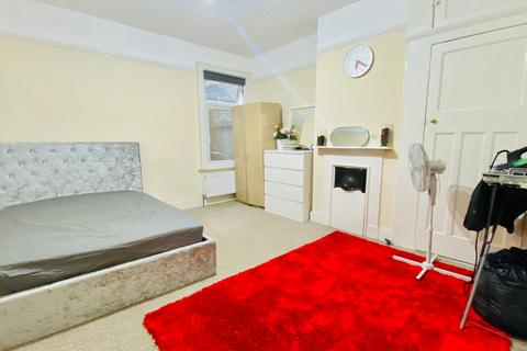 1 bedroom in a flat share to rent, BEAUTIFUL DOUBLE ROOM | SINGLE FEMALE  ONLY , London E18