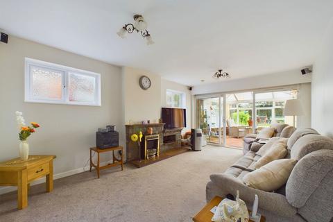 8 Angus Close, Horsham, RH12 2EQ