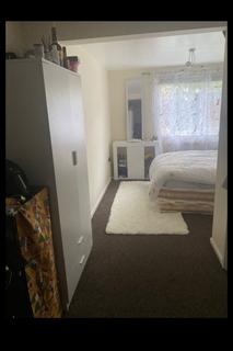 1 bedroom in a house share to rent, Woodford Avenue, Ilford IG4