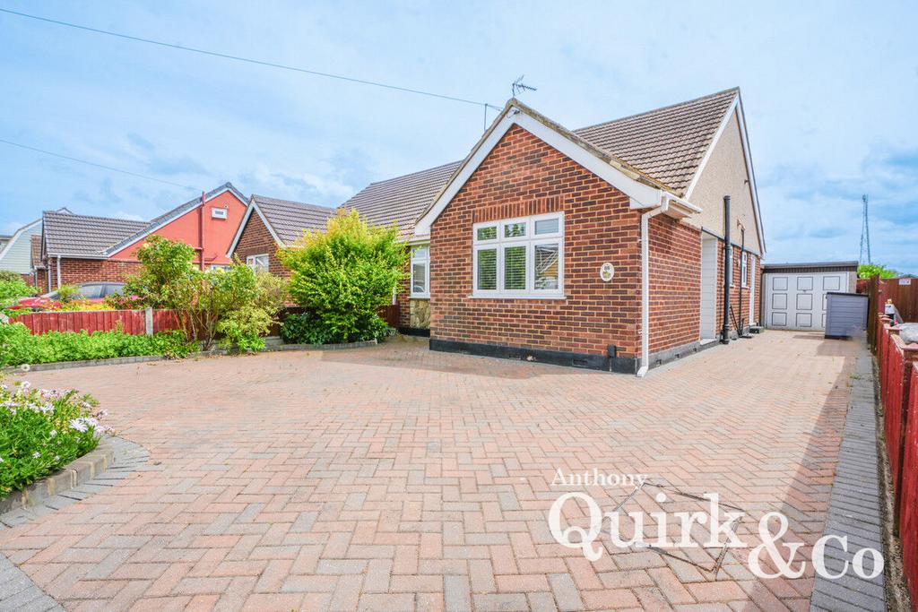 Hawkesbury Road, Canvey Island, SS8 2 bed semidetached bungalow for