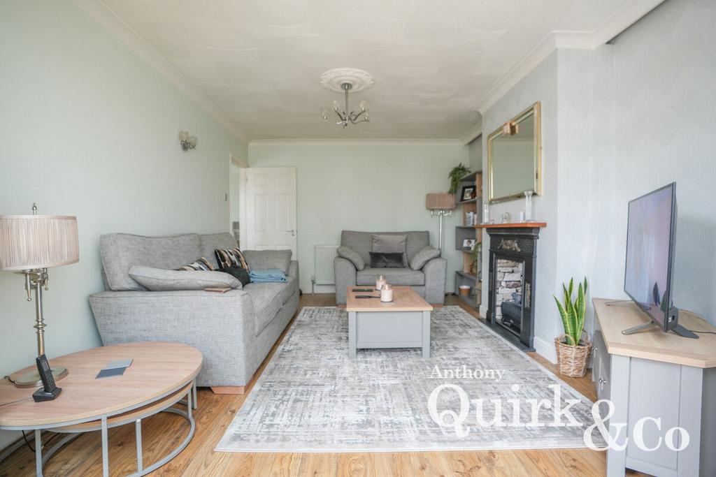 Hawkesbury Road, Canvey Island, SS8 2 bed semidetached bungalow for