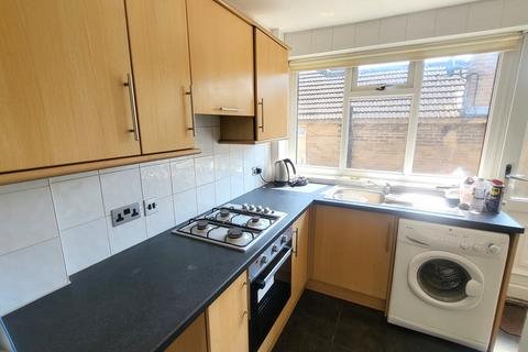 2 bedroom semi-detached bungalow to rent, Carr Manor Road, Leeds LS17