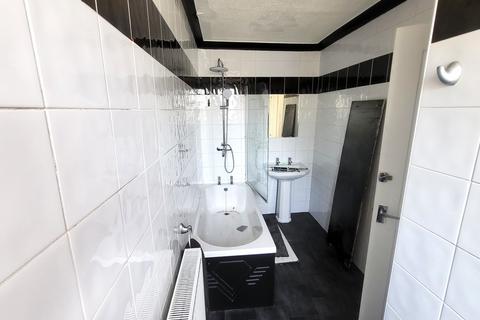 2 bedroom semi-detached bungalow to rent, Carr Manor Road, Leeds LS17