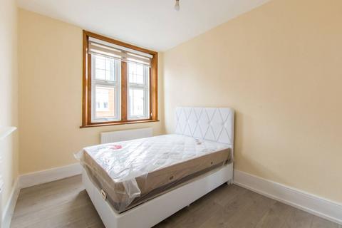 3 bedroom flat to rent, Grand Parade, Harringay, London, N4