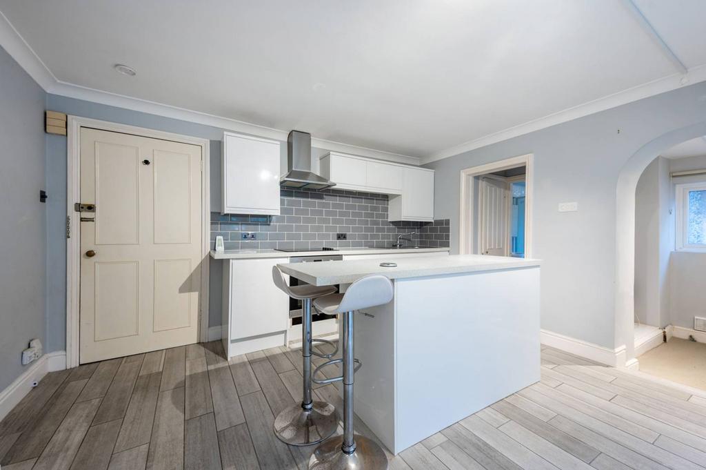 Cadogan Road, Surbiton, KT6 1 bed flat to rent £1,350 pcm (£312 pw)
