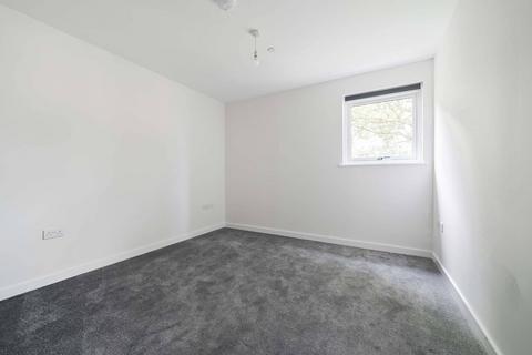 2 bedroom flat to rent, Luctons Close, Loughton, IG10