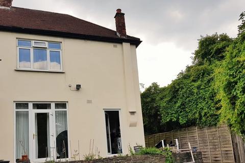 3 bedroom semi-detached house to rent, Chigwell Road , IG8 8PP