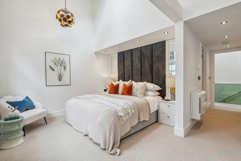 2 bedroom mews to rent, Lancaster Mews, London, W2