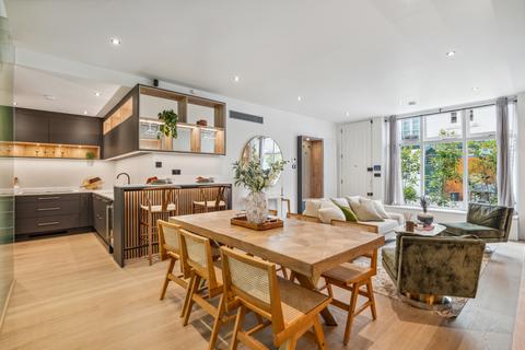 2 bedroom mews to rent, Lancaster Mews, London, W2