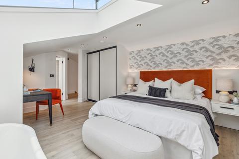 2 bedroom mews to rent, Lancaster Mews, London, W2