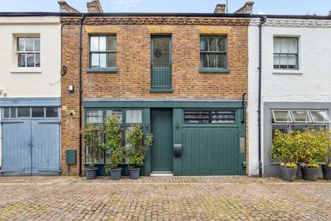 2 bedroom mews to rent, Lancaster Mews, London, W2