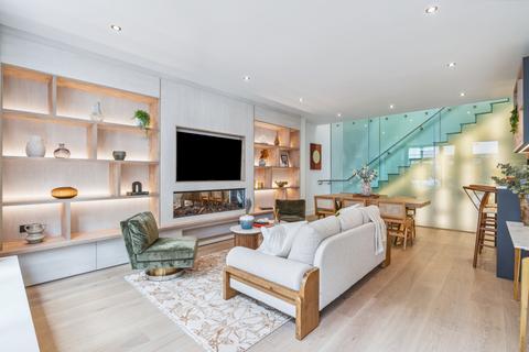 2 bedroom mews to rent, Lancaster Mews, London, W2