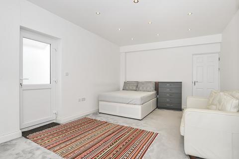 Studio to rent, Uxbridge Road, Uxbridge UB10