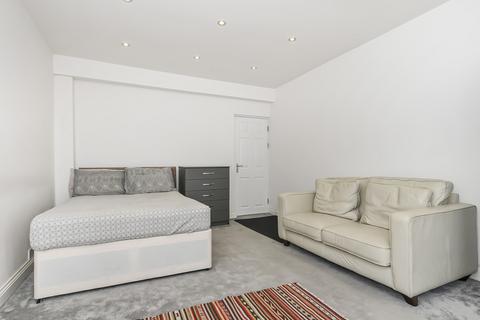 Studio to rent, Uxbridge Road, Uxbridge UB10