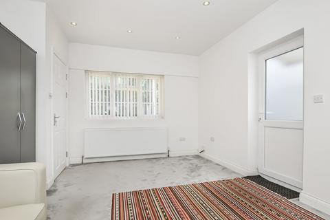 Studio to rent, Uxbridge Road, Uxbridge UB10
