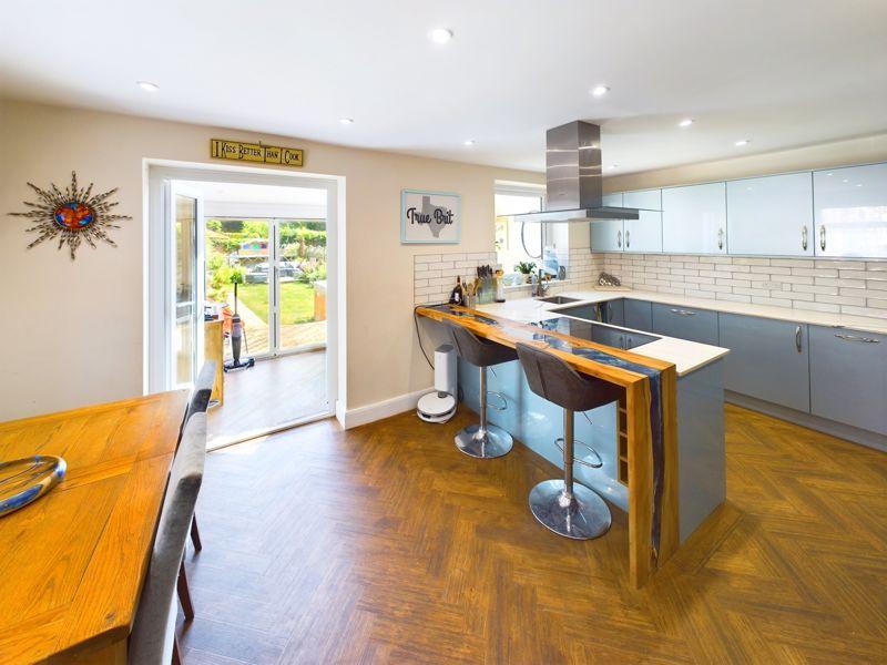 Kitchen / dining...