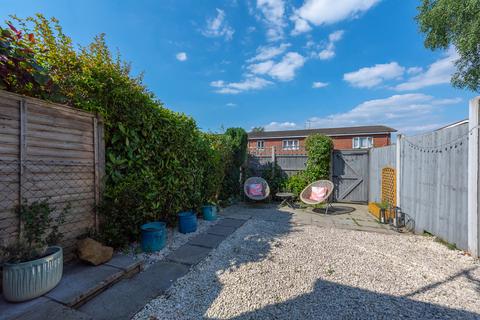 7 Barn Field, Yateley, GU46 6HZ
