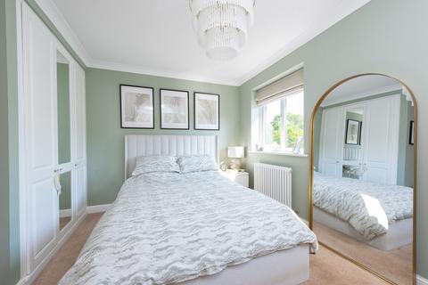7 Barn Field, Yateley, GU46 6HZ