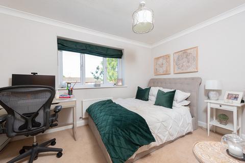 7 Barn Field, Yateley, GU46 6HZ
