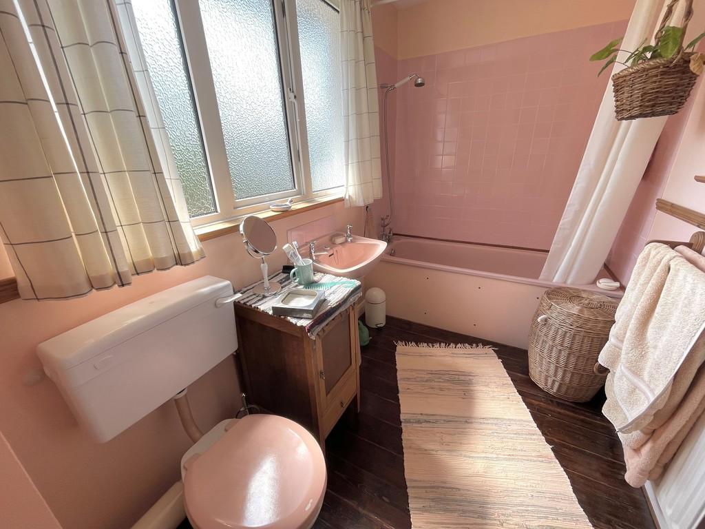 9 Beacon Way Bathroom