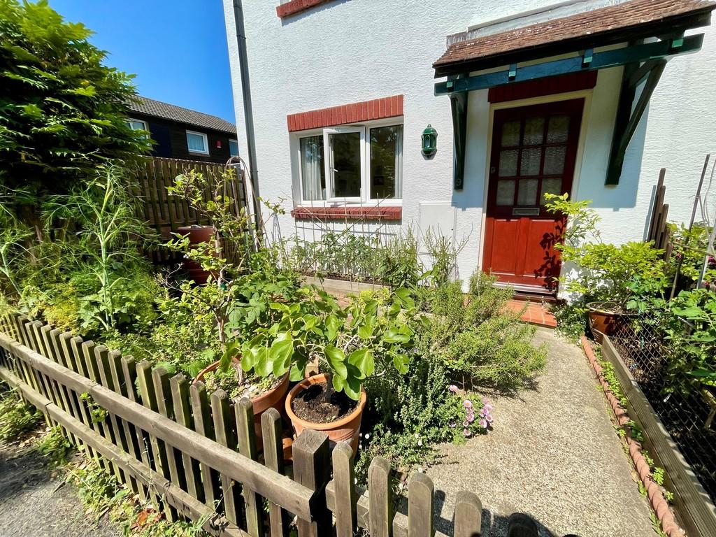 9 Beacon Way Front Garden