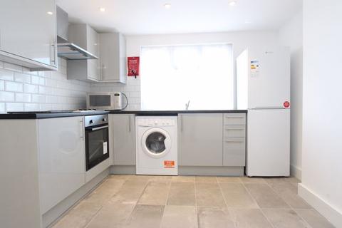 1 bedroom flat to rent, Hedge Lane, Palmers Green N13