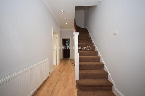 3 bedroom terraced house to rent, The Drive, Ilford