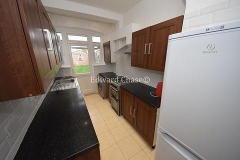 4 bedroom terraced house to rent, The Drive, Ilford