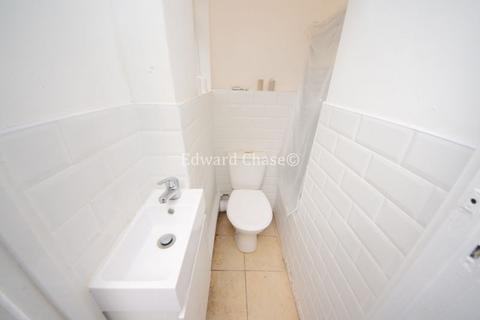 4 bedroom terraced house to rent, The Drive, Ilford