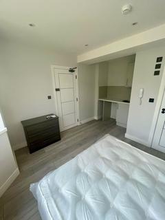 1 bedroom in a house share to rent, Luxurious Newly Renovated Rooms to Let in Poole – All Bills Included!