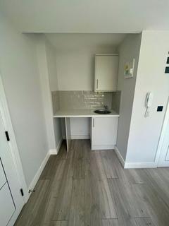 1 bedroom in a house share to rent, Luxurious Newly Renovated Rooms to Let in Poole – All Bills Included!