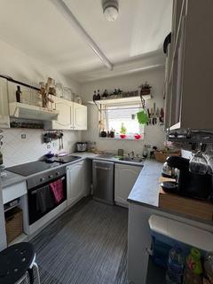 3 bedroom apartment to rent, Three Bedroom Flat - Holdenhurst Road - £1350.00