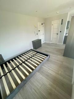 1 bedroom in a house share to rent, Luxurious Newly Renovated Rooms to Let in Poole – All Bills Included!