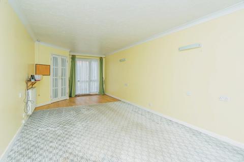 2 bedroom apartment for sale, Meadsview Court, Farnborough GU14