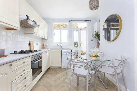 2 bedroom flat for sale, Clapham South, London SW12