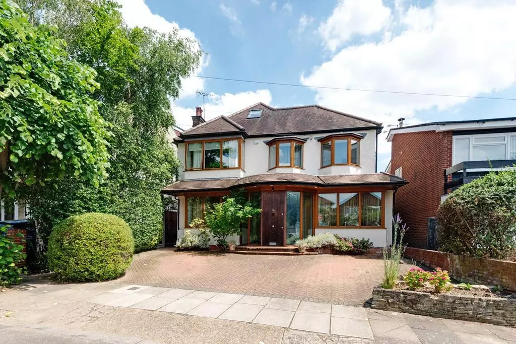 6 bedroom detached house for sale