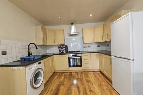 2 bedroom flat to rent, Elmwood Avenue, Feltham TW13