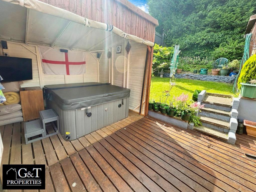 Rear Garden &amp; Man Cave With Hot Tub