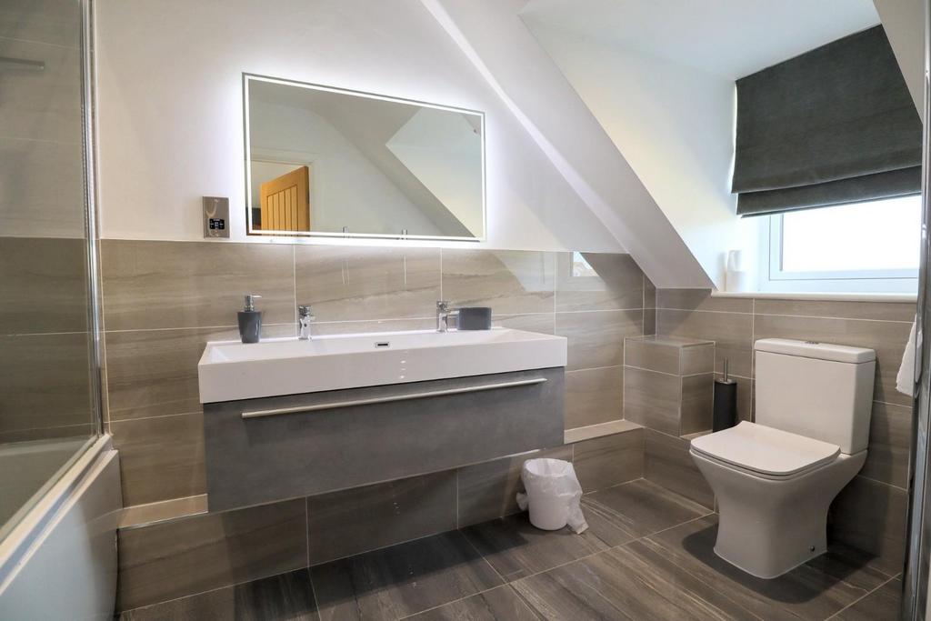 Master en suite (2).jpg