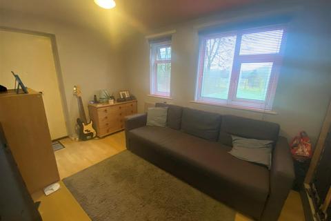 Studio to rent, Newhall Farm Close, Sutton Coldfield, West Midlands