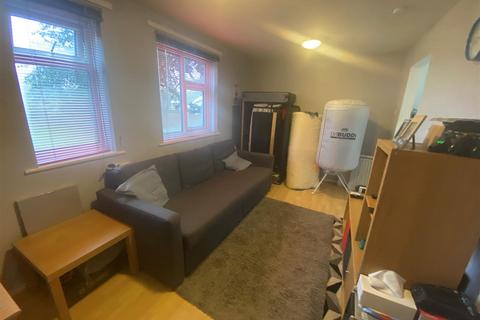 Studio to rent, Newhall Farm Close, Sutton Coldfield, West Midlands