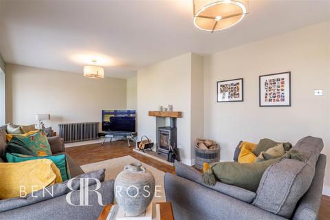 142 Blackburn Road, Chorley, PR6 8TL