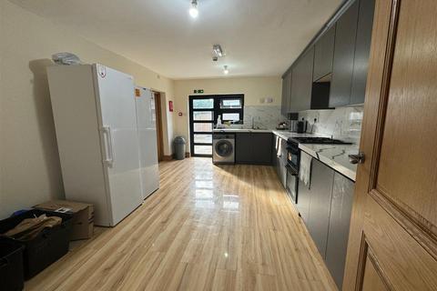 House share to rent, 84 Kensington Gardens, Ilford IG1