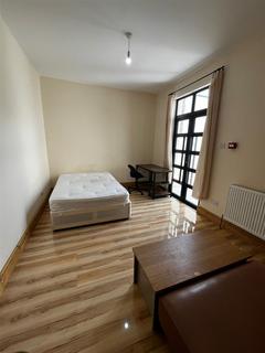 House share to rent, 84 Kensington Gardens, Ilford IG1