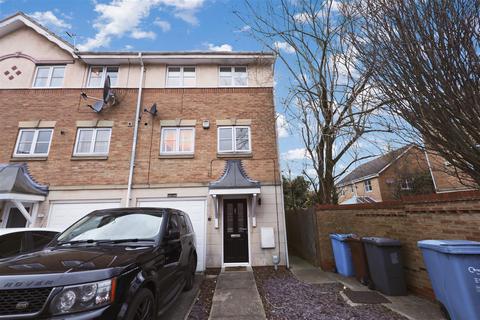 3 bedroom end of terrace house to rent, Philip Larkin Close, Hull