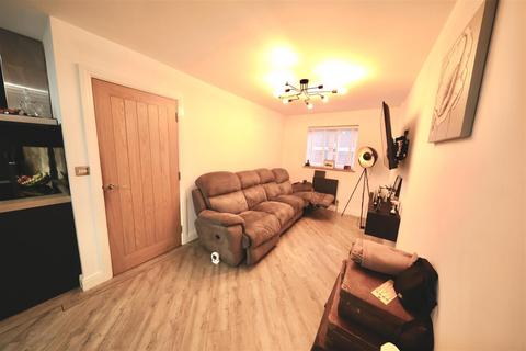 3 bedroom end of terrace house to rent, Philip Larkin Close, Hull