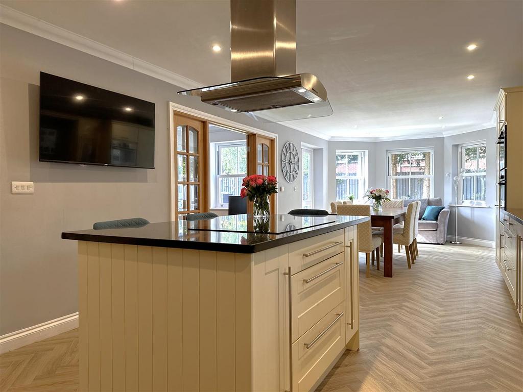 Spacious Family Kitchen 612