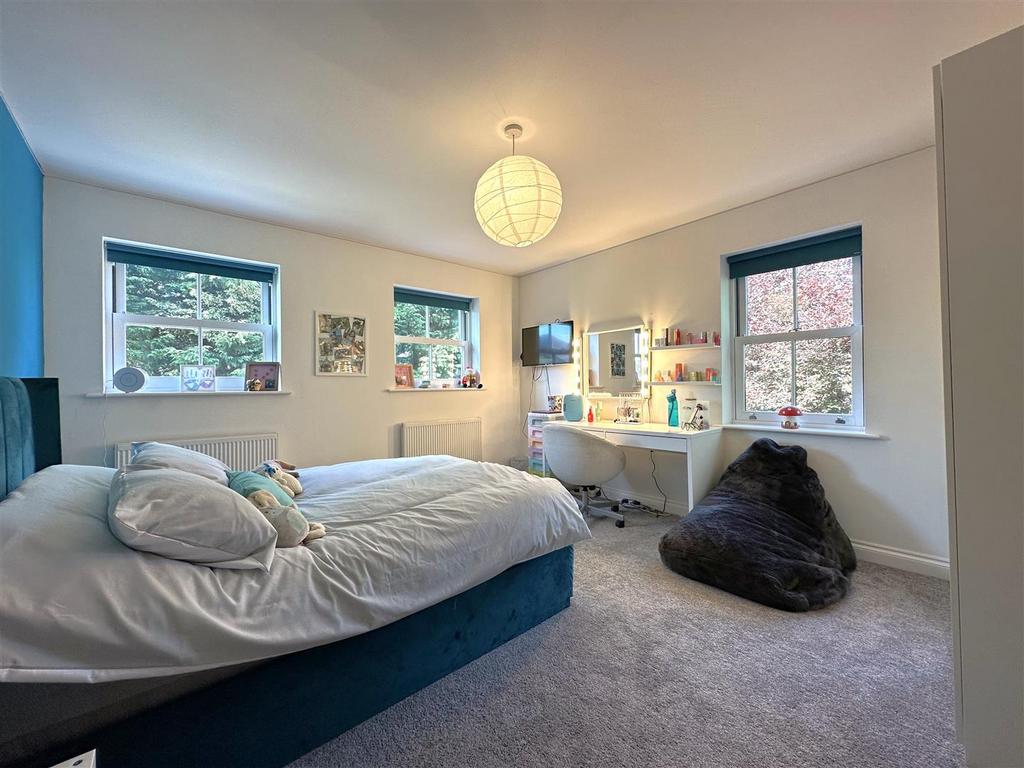 Dual-Aspect Third Bedroom 552