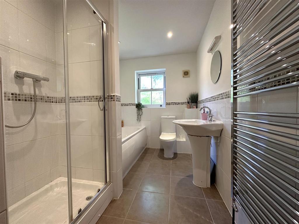 Four-Piece Family Bathroom 592